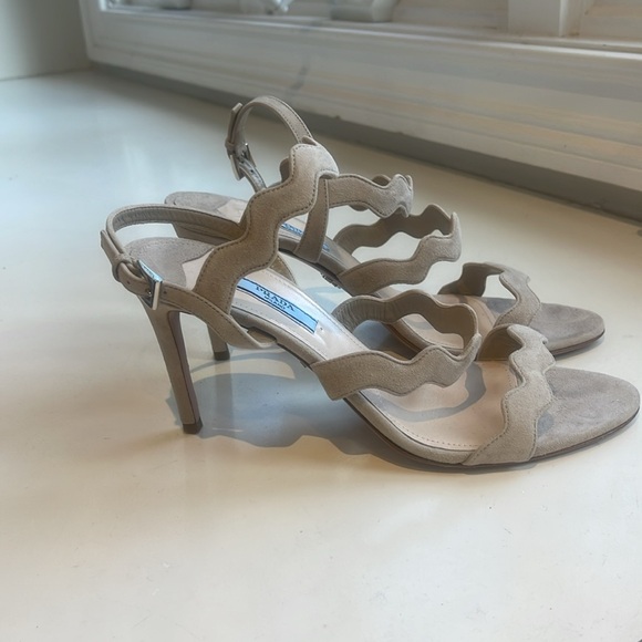 NIB PRADA BEIGE SUEDE SCALLOPED SUEDE 3”HEELED SANDAL. 39/8.5 - Picture 3 of 9